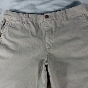 Bonobos mens stone khaki basic flat front 7" inseam chino shorts - size 34